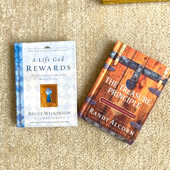 2 small Christian inspirational books.The treasure principle. A life God rewards - Picture 1 of 4